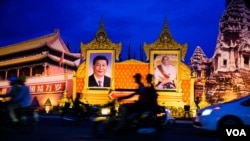 រូបឯកសារ៖ ការតុបតែង​លំអ​រ​អម​ស្វាគមន៍​​​លោក​​ប្រធានា​ធិបតី​ចិន​ Xi Jinping (ឆ្វេង)​​និង​រូប​ថត​ព្រះ​មហាក្សត្រ​ខ្មែរ​ព្រះ​​បរមនាថ​នរោត្តម​សីហមុនី ​ក្នុង​​ទស្សន​កិច្ច​ផ្លូវ​រដ្ឋ​នៅ​កម្ពុជារបស់​លោកប្រធានាធិបតី​ចិន​មក​កម្ពុជា​នៅ​ថ្ងៃ​ព្រហស្បតិ៍ ទី១៣ ខែ​តុលា​ ឆ្នាំ​២០១៦ នា​រាជធានី​ភ្នំពេញ​។​( ឡេង ឡែន/VOA)