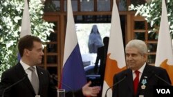 Presiden Rusia Dmitry Medvedev (kiri) dan Presiden Siprus Dimitris Christofias (kanan) dalam konferensi press di Istana Presiden Siprus (foto:dok).