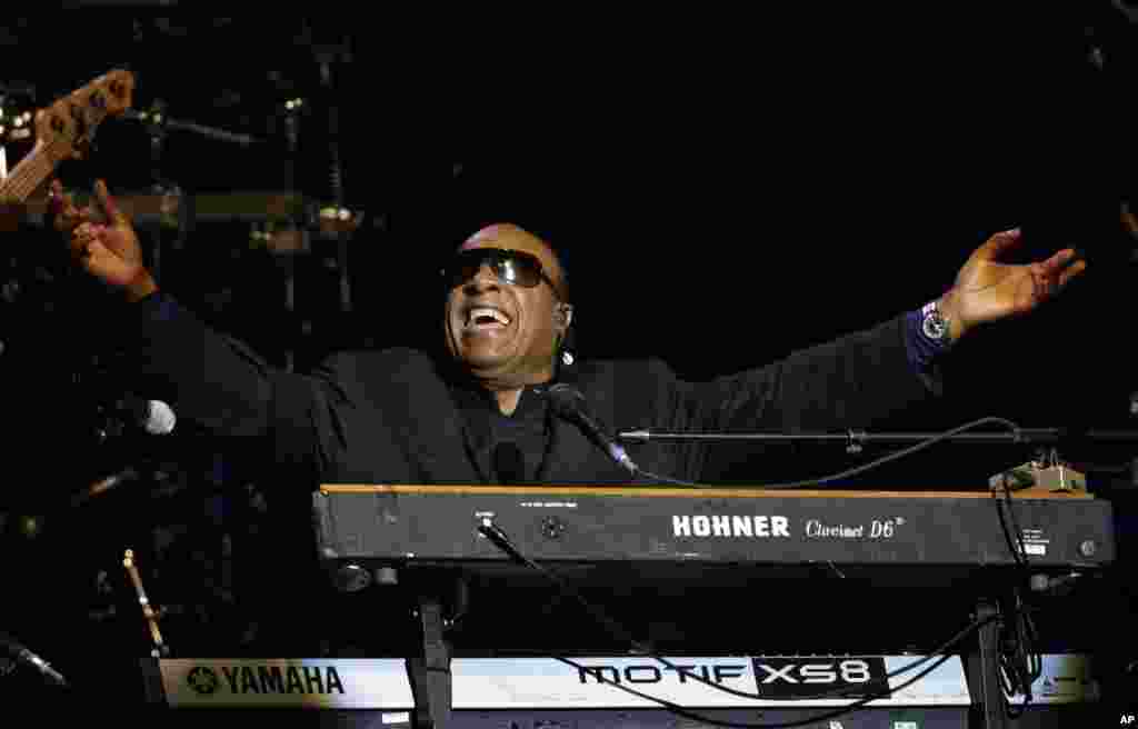 Penyanyi legendaris Stevie Wonder tampil dalam pesta dansa inaugurasi presiden ke-57 di Washington (21/1).