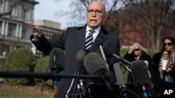 美国白宫首席经济顾问库德洛在白宫外对记者讲话。（2019年12月6日）