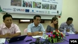 លោកធន់ សារាយ ប្រធាន​សមាគមសិទ្ធិមនុស្ស​អាដហុក​ធ្វើ​សនិ្នសីទកាសែត​នៅ​ការិយាល័យ​កណ្តាល​សមាគមសិទ្ធិមនុស្ស​​អាដហុក​ ដើម្បី​បង្ហាញ​ពី​ស្ថានភាព​ដី​ធ្លី​ក្នុង​ប្រទេស​កម្ពុជា​នៅ​ក្នុង​២០១៤​ និង​៦ខែដើម​ឆ្នាំ​២០១៥។​ សន្និសីទកាសែត​នេះ​ ធ្វើឡើង​នៅ​ថ្ងៃទី​២២ខែ​កក្កដាឆ្នាំ​២០១៥។ (ហ៊ុល រស្មី​/VOA)