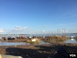 សហគមន៍នេសាទ​ ​«ស្រលាញ់​សន្តិភាព» នៅ​មុខ​ព្រះបរមរាជវាំង​ ក្នុង​ស្រុក​ជ្រោយចង្វារ​ ក្រុង​ភ្នំពេញ។ (ណឹម សុភ័ក្រ្តបញ្ញា/VOA)