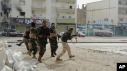 Tentara Libya dalam bentrokan dengan militan Islamis di Benghazi (foto: dok). HRW menuduh Libya melakukan penyiksaan terhadap para tahanan. 