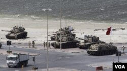 Pasukan Dewan Kerjasama Teluk bergerak memasuki Lapangan Mutiara di Manama untuk mengevakuasi para demonstran, Rabu (16/3).