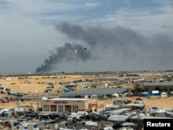 แฟ้มภาพ - ควันดำพวงพุ่งขึ้นจากเมืองคานยูนิส ขณะอิสราเอลดำเนินปฏิบัติการจู่โจมภาคพื้นดิน เมื่อ 14 มี.ค. 2567