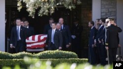 3일 텍사스주 휴스턴에서 미 비밀 수사국 직원들이 조지 H.W. 부시 전 대통령의 유해가 든 관을 장례식차로 운구하고 있다. 