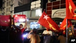 미얀마 총선이 치러진 지난 8일 아웅산 수치 외무장관이 이끄는 민주주의민족동맹(NLD) 지지자들이 양곤의 NLD 본부에서 국기를 흔들며 환호하고 있다. 