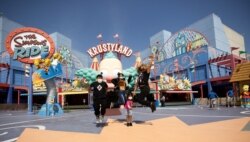 Para pengunjung pada hari pembukaan kembali Universal Studios Hollywood di tengah pandemi COVID-19 di Universal City, California, AS, 15 April 2021. (REUTERS/Mario Anzuoni)