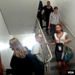 Para pegawai sebuah kantor di Washington mengevakuasikan diri lewat tangga darurat setelah gempa 5,9 skala Richter, Selasa (23/8).