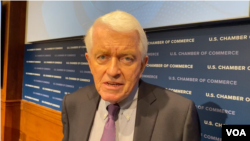 美国商会会长托马斯·多诺霍在华盛顿出现记者会。（2020年3月4日）