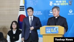 김종수 한국 통일부 정책혁신위원회 위원장이 28일 정부서울청사에서 이전 정부의 개성공단 전면중단 결정 등 대북정책 점검결과를 발표하고 있다. 