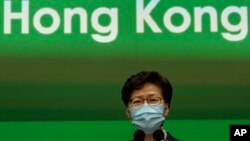 អ្នកស្រី Carrie Lam មេដឹកនាំ​ទីក្រុង​ហុងកុង កំពុង​អង្គុយ​ស្ដាប់​​នៅ​ក្នុង​សន្និសីទ​កាសែត​មួយ​ក្នុង​ទីក្រុង​ ហុង កុង កាល​ពី​ថ្ងៃ​ទី​៥ ខែឧសភា ឆ្នាំ​២០២០។ 