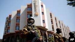 Tight security surrounds Malian President Ibrahim Boubacar Keita as he visits the Radisson Blu hotel in Bamako, Nov. 21, 2015. 