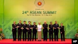 Para pemimpin ASEAN berpose bersama dalam KTT di Naypyitaw, Myanmar, 11 Mei lalu (foto: dok).