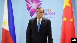 រដ្ឋ​មន្រ្តី​ក្រសួង​ការ​បរទេស​ចិនលោក Wang Yi ចូល​រួម​កិច្ច​ប្រជុំ​ទ្វេភាគីជាមួយ​នឹង​មន្រ្តី​​ក្រសួង​ការ​បរទេសហ្វីលីពីន​លោក Alan Cayetano នៅប្រទេស​សិង្ហបុរី​កាលពី​ថ្ងៃទី​០២ សីហា ២០១៨។