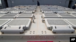 美国维克斯堡号巡洋舰上的导弹发射台一景（档案照片）