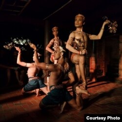 ក្រុម​របាំ Prumsodun Ok & NATYARASA សម្តែង​របាំ​ Santhyea Vehea ដែល​បង្ហាញ​ពី​របាំប្រពៃណី​ខ្មែរ តូរ្យតន្រ្តី និង​សម្លៀកបំពាក់​បុរាណ ដើម្បី​ឆ្លុះ​បញ្ចាំង​ពី​សេចក្តី​ស្រឡាញ់ និង​អាពាហ៍ពិពាហ៍​រវាង​បុរស​ពីរ​នាក់។ ការ​សម្តែង​របាំ​នេះ ត្រូវ​បាន​ធ្វើ​ឡើង​នៅ​ខេត្ត​សៀមរាប ​ថ្ងៃ​ទី១៤ ខែ​កក្កដា ឆ្នាំ​២០១៧។ (រូបថត៖ Lina Goldberg)