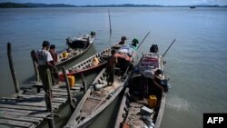 ရခိုင်ပြည်နယ်၊ ကျောက်ဖြူမြို့ နေ့စဉ်လူမှုဘဝမြင်ကွင်း။ (ယခင်ပုံဟောင်း)