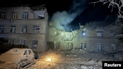 Sebuah rumah sakit yang rusak pasca serangan rudal Rusia di Selydove, wilayah Donetsk, Ukraina, dalam gambar yang diperoleh dari media sosial yang dirilis pada 14 Februari 2024. (Foto: via Reuters)