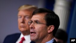 도널드 트럼프 미국 대통령과 마크 에스퍼 국방장관. 트럼프 대통령은 9일 에스퍼 장관을 전격 경질했다.