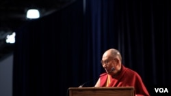 达赖喇嘛：“八旬老人的经验是幸福源自慈爱。” (美国之音记者赵江拍摄 ) 