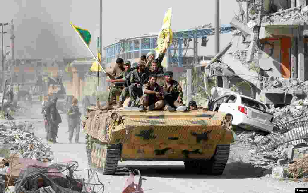 Dakarun Rudunar Adawar Kasar Syria wanda ake kira SDF suna murnar nasarar da suka samu akan mayakan kungiyar ISIS &nbsp;