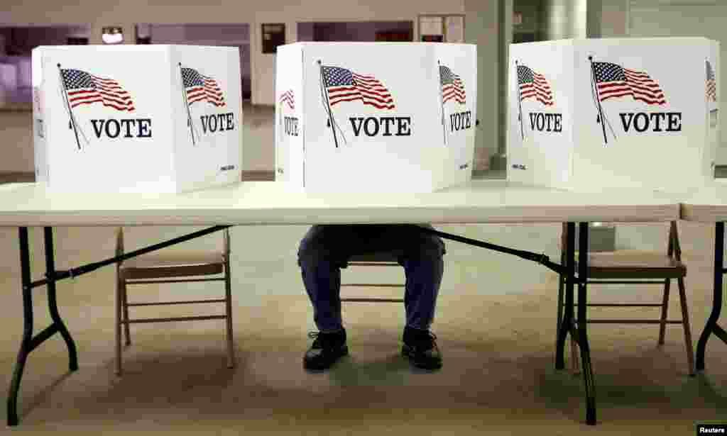 A voter casts a ballot at the Flushing Volunteer Fire Department in Flushing, Ohio, March 6, 2012. 