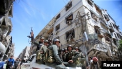 Les policiers syriens patrouillent dans Douma, le 16 avril 2018