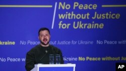 ប្រធានាធិបតីអ៊ុយក្រែន លោក Volodymyr Zelenskyy ថ្លែងសុន្ទរកថា នៅទីក្រុងឡាអេ ប្រទេសហូឡង់ កាលពីថ្ងៃទី ៤ ខែឧសភា ឆ្នាំ ២០២៣។ 