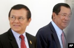 លោក​នាយក​រដ្ឋ​មន្ត្រី ហ៊ុន សែន (ស្តាំ) ដើរ​ជាមួយ​នឹង​លោក កឹម សុខា អនុប្រធាន​គណបក្ស​សង្គ្រោះជាតិ (ឆ្វេង) នៅ​ពេល​សម្រាក​ពី​កិច្ច​ប្រជុំ​នៅ​រដ្ឋ​សភាជាតិ កាលពី​ថ្ងៃពុធ ទី៧ ខែធ្នូ ឆ្នាំ២០១៦។