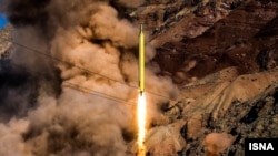 Foto yang dirilis oleh kantor berita Iran, Fars, menampilkan gambar misil balistik jenis Qadr H long-range yang ditembakkan dari tempat yang dirahasiakan di Iran (9/3).