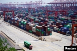 중국 상하이의 양산항에 적재돼 있는 컨테이너. (자료사진)