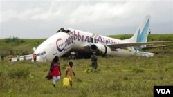 Pesawat Boeing 737-800 milik Caribbean Airlines patah menjadi dua saat mendarat darurat di bandara Cheddi Jagan, di Guyana, Sabtu (30/7).