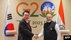 주요 20개국(G20) 정상회담에 참석한 한국의 윤석열 대통령과 올해 G20 정상회담 개최국인 인도의 나렌드라 모디 총리. 