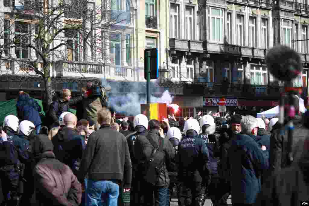 Calling themselves &lsquo;Casuals Against Terrorism&rsquo; the group set off flares and was eventually repelled with water cannons. (H. Murdock/VOA)