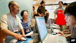 Para peserta kursus komputer untuk manula di Distrik Sugamo, Tokyo. (Foto: Dok)