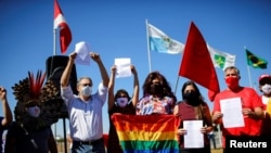 Anggota kongres berunjuk rasa di depan Kongres Nasional, di Brasilia, Brasil, menyerukan pemakzulan Presiden Brasil Jair Bolsonaro, 14 Juli 2020. (REUTERS / Adriano Machado)