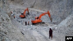 د ننګرهار د ګوشتې په غرونو کې د نفرایټو د کان کیندنه روانه ده. 