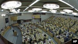 Para anggota negara bagian Duma, anggota majelis rendah parlemen Rusia sedang bersidang di Moskow, Rusia (10/7). Majelis rendah parlemen Rusia telah menyetujui masuknya negara mereka ke Organisasi Perdagangan Dunia (WTO). 