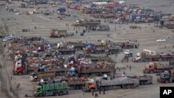 شماری از افغان‌های مهاجر که از پاکستان اخراج شده اند، با اندک‌ترین امکانات در مرز تورخم به سر می‌برند