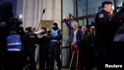 Калин Джорджеску у здания прокуратуры. Бухарест, 26 февраля 2025 г. 