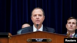លោក​ Adam Schiff ​ប្រធាន​គណៈ​កម្មាធិការ​ខាង​ការ​ស៊ើបការណ៍​សម្ងាត់​របស់​សភា​តំណាង​រាស្ត្រអាមេរិកាំង ចោទ​សួរ​ប្រធាន​ស្ដី​ទី​សន្តិសុខ​ជាតិ លោក Joseph Maguire ក្នុង​សវនាការ​ កាល​ពី​ថ្ងៃ​ទី​២៦ កញ្ញា ២០១៩ នៅ​រដ្ឋសភា។