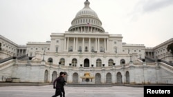 Runners stride past the U.S. Capitol building on the day of U.S. President Donald Trump's evening State of the Union address to a joint session of the U.S. Congress at the Capitol in Washington, U.S. Jan. 30, 2018. 