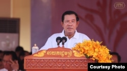 លោក​នាយករដ្ឋមន្ត្រី​ ហ៊ុន សែន​ ថ្លែងនៅក្នុង​កម្មវិធី​ប្រារព្ធ​ទិវា​ពិភពលោក​កាកបាទ​ក្រហម​ អឌ្ឍចន្ទ​ក្រហម ​៨​ ឧសភា លើក​ទី​១៥៤​នៅ​ស្នាក់ការ​របស់​កាកបាទ​ក្រហម​កម្ពុជា នៅ​រាជធានី​ភ្នំពេញ កាលពី​ថ្ងៃទី៨ ខែឧសភា ឆ្នាំ២០១៧។ (រូបថត​ដក​ស្រង់​ចេញ​ពី​ហ្វេសប៊ុក​របស់ Samdech Hun Sen, Cambodian Prime Minister)