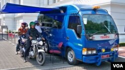 Layanan penukaran uang tunai 'Drive Thru' di Bank Indonesia wilayah Jawa Barat, merupakan yang pertama di Indonesia (foto: VOA). 