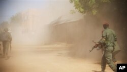 L'armée malienne et la Minusma poursuivent les recherches pour retrouver les auteurs de l'attaque de vendredi, attribuée au Mujao (AP)