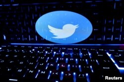 Logo Twitter ditampilkan di monitor sebuah laptop dalam ilustrasi, 21 Februari 2023. (Foto: REUTERS/Dado Ruvic)