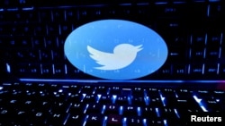 Logo Twitter tampak di depan layar laptop dalam sebuah ilustrasi pada 21 Februari 2023. (Foto: REUTERS/Dado Ruvic)