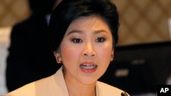 PM Yingluck Shinawatra dituduh melanggar konstitusi dengan memecat seorang anggota dewan keamanan nasional (foto: dok). 