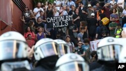 Polisi menghadapi demonstrasi menentang KTT G-20 yang akan datang di Hamburg, Jerman, 6 Juli 2017.